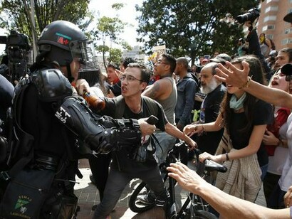 Protestas antitaurinas en el entorno de la plaza de toros de Santa María