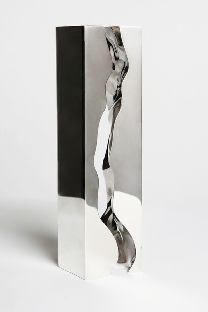 Daniel Chadwick, Marry Me, 2008, Fabricated
sterling silver, 36mm
x
30mm
x
163mm
(high) ©
Daniel
Chadwick.
Photo:
Paulina
Korobkiewicz,
courtesy
Dadiani
Fine
Art