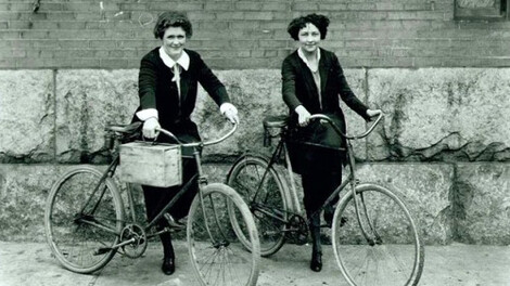 Ragazze in bicicletta all'inizio del '900