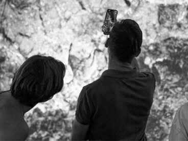 Visitantes con celular experimentando la "realidad aumentada" en el interior de la caverna. Foto: AKEZ