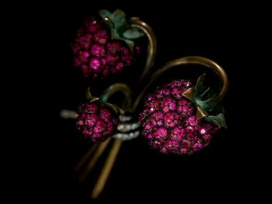 JAR, Raspberry Brooch, 2011, Rubies, diamonds, bronze, silver, gold, and platinum. Collection of Sien M. Chew. Photograph by Jozsef Tari. Courtesy of JAR, Paris.