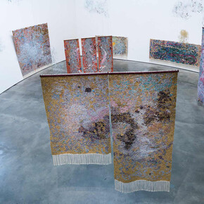 Igshaan Adams, Levantando el polvo: el archivo del cuerpo, vista de exhibición. Cortesía del Museo Guggenheim Bilbao