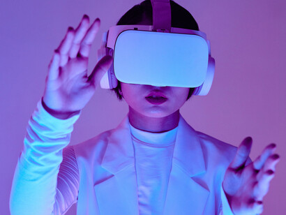 Donna con visore VR mentre prova la realtà virtuale