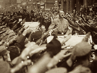 Hitler, aclamado
