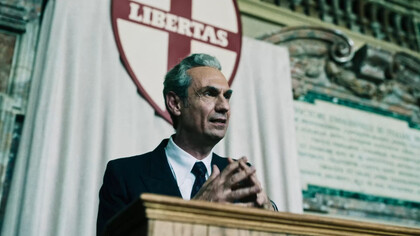 Fabrizio Gifuni nel ruolo di Aldo Moro nel film "Esterno Notte" di Marco Bellocchio