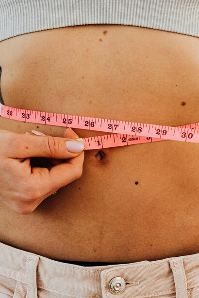 A crítica ao "body positivity" levanta questões sobre o falso empoderamento nas redes sociais, onde muitos lucram com o movimento, sem realmente se importar com a mensagem de aceitação e saúde mental