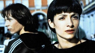 Entre encontros e desencontros, vai-se construindo uma história de amor envolta por morte, tensões familiares, descoberta da sexualidade e sobretudo pela crença de que tudo está interligado em suas vidas. Mesmo que eles não percebam isso. Meio-irmãos que se entrelaçam numa relação incestuosa, confusa, intensa — que prende a atenção pela forma com que se desenrola