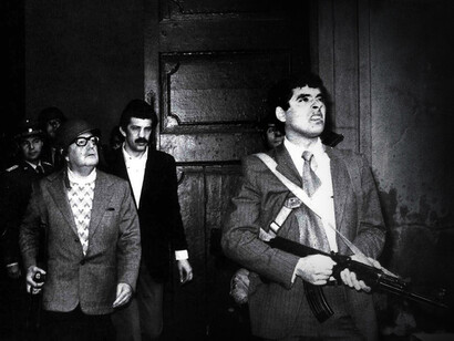Salvador Allende, expresidente de Chile, sale del Palacio presidencial con su escolta personal durante el Golpe de Estado en 1973