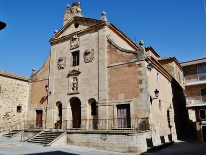 La iglesia forma parte del Convento de los Padres Carmelitas Descalzos, habiendo sido el primer templo del mundo dedicado al carmelita San Juan de la Cruz Iglesia San Juan de la Cruz, Alba de Tormes, Salamanca, España