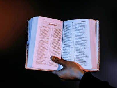 Padre abre a Bíblia no início do Livro dos Provérbios. Furman foi uma figura influente entre os batistas do sul e sua defesa da escravidão refletia a forma como alguns líderes religiosos na época instrumentalizavam a religião para sustentar práticas econômicas e sociais