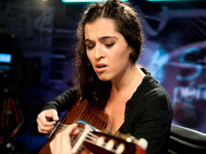 Sílvia Pérez Cruz, guitarra en mano