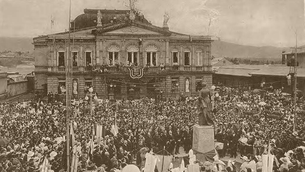 Celebración del centenario de la Independencia frente al Teatro Nacional, San José, Costa Rica. 15 de septiembre de 1921. Foto: Manuel Gómez Miralles