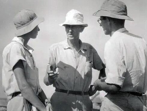 William Beebe, al centro, dando instrucciones a sus ayudantes, 1929, en la Batisfera