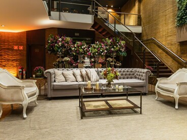 O interior do hotel evidencia o ambiente cuidadosamente planejado para receber seus hóspedes, com espaços amplos e ornamentados. Na história de Ernestine, a transformação do palacete também depende de uma atenção minuciosa aos ambientes que darão personalidade ao novo estabelecimento