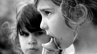 Le persone invidiose guardano il benessere degli altri 