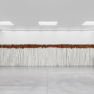 Cinthia Marcelle, Fence mirage – MDD version, vue de l’exposition. Avec l’aimable autorisation du Museum Dhondt-Dhaenens 