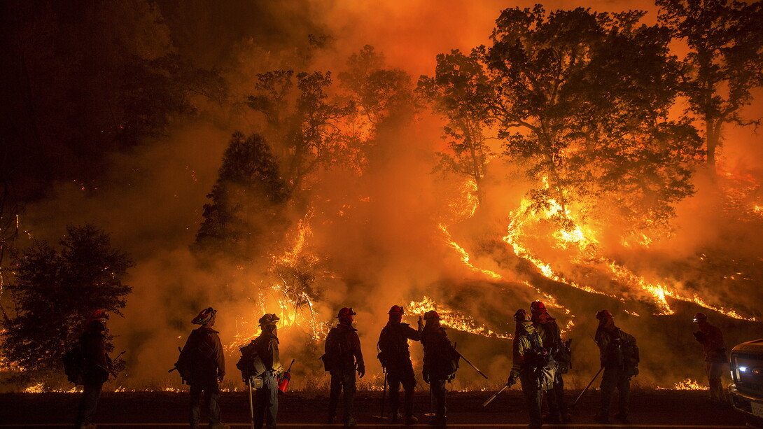 Bomberos apagando un incendio forestal