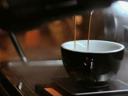Caffè viene erogato dalla macchinetta di un bar