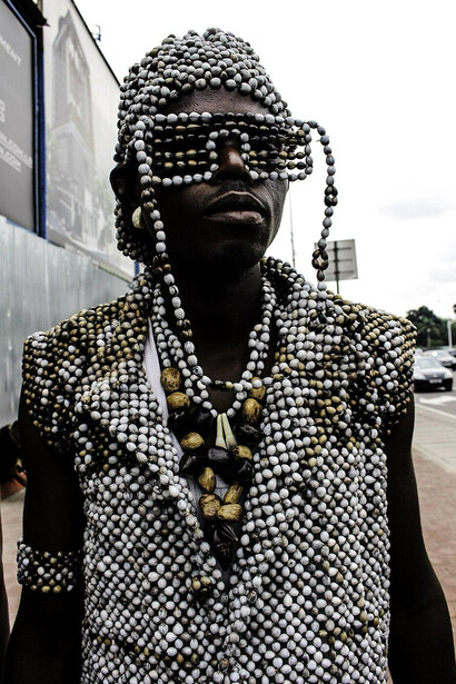 Hay algo que el poder nunca termina de controlar: la mirada del arte. Descubre lo que necesita que veamos: las tramas, las cadenas, la impunidad normalizada. Justin Makangara, un sapeur tradicional vestido con un traje hecho de cuentas, 10.02.2015. En Kinshasa, República Democrática del Congo