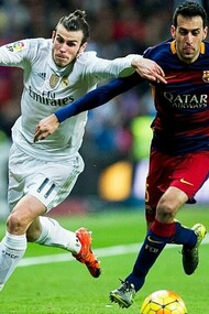 Sergio Busquets (F.C. Barcelona) y Gareth Bale (Real Madrid) disputan un balón