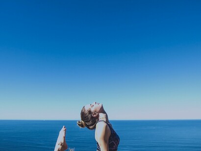 El nuevo racismo promueve el siguiente axioma: una persona que se siente bien y es feliz es una buena persona; la que se siente mal, es una mala persona