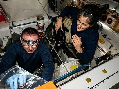Gli astronauti della NASA Butch Wilmore e Suni Williams, rispettivamente comandante e pilota del test di volo dell'equipaggio della Boeing, ispezionano l'hardware di sicurezza