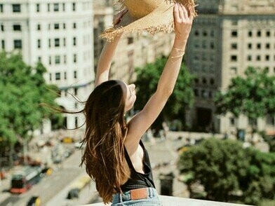 Mulher aproveita verão em Barcelona, Espanha. Já alguns anos por aqui e é mais que evidente como a mudança do clima afeta no humor das pessoas, incluindo o meu. Meu estado de letargia passa e o pulsar de vida, reacende.  As ruas começam a ficar mais cheias, bares abertos até mais tarde, uma crescente onda de turismo que ajuda a preencher cada canto da cidade, ajudando a economia de todo o Distrito.  Portugueses, Brasileiros, Italianos, Franceses, Alemães e por aí encontramos um pouco de tudo, cultura dentro da cultura, rever a cidade por uma nova perspectiva, uma energia de vida e que tudo é possível




