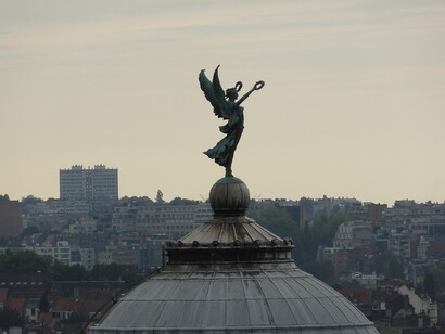 Bruselas. Estátua en una de las cúpulas de la ciudad