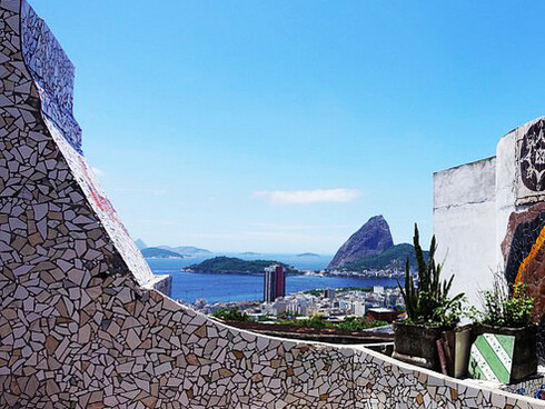 A vista da casa The Maze Inn é de frente para o Pão de Açúcar, famoso ponto turístico na cidade do Rio de Janeiro, Brasil
