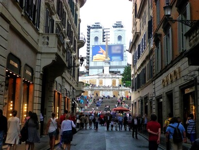 Dopo una mattinata di shopping, una passeggiata a Piazza Navona è d'obbligo. Qui puoi ammirare le famose fontane, come la Fontana dei Quattro Fiumi, e fare una pausa in uno dei caffè circostanti. Nei dintorni ci sono anche piccoli negozi e gallerie d'arte, Roma, Italia
