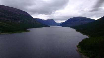 Un lago in Siberia creato dalla formazione di montagne di lava