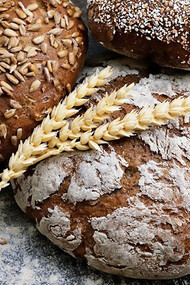 Delicious gluten-free buns accompanied by a nutritious cereal blend, perfect for a wholesome breakfast or snack
