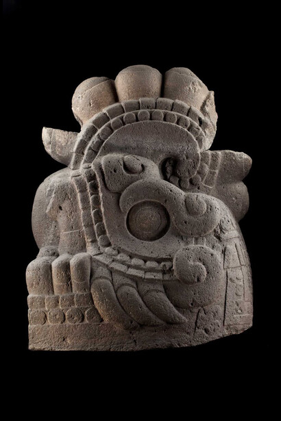 Escultura de la Xiuhcóatl, arma de Huitzilopochtli con la que defendió a su madre, Coatlicue