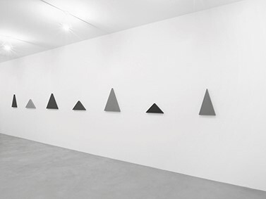 Alan Charlton 2014, Veduta parziale dell’esposizione, A arte Invernizzi, Milano, Courtesy A arte Invernizzi, Milano, Foto Bruno Bani, Milano