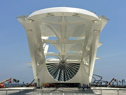 A estrutura branca do Museu do Amanhã se abre como uma grande moldura sobre a entrada, revelando a complexidade geométrica projetada por Santiago Calatrava. A construção nasceu para unir arquitetura, tecnologia e uma reflexão sobre os caminhos da humanidade