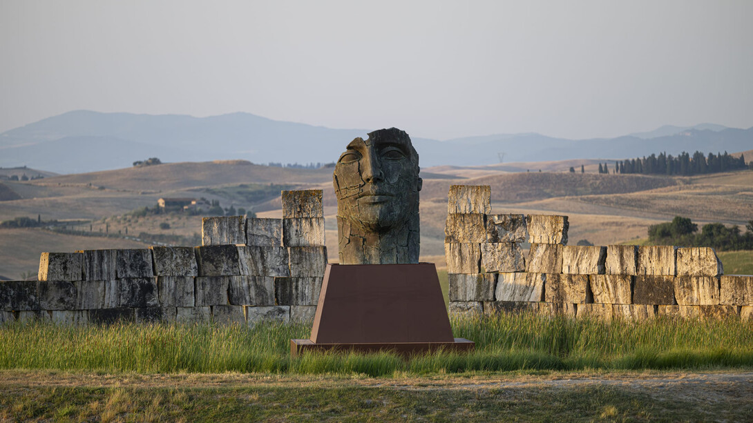 Igor Mitoraj, Tindaro screpolato, exhibition view. Courtesy of Contini Art Gallery