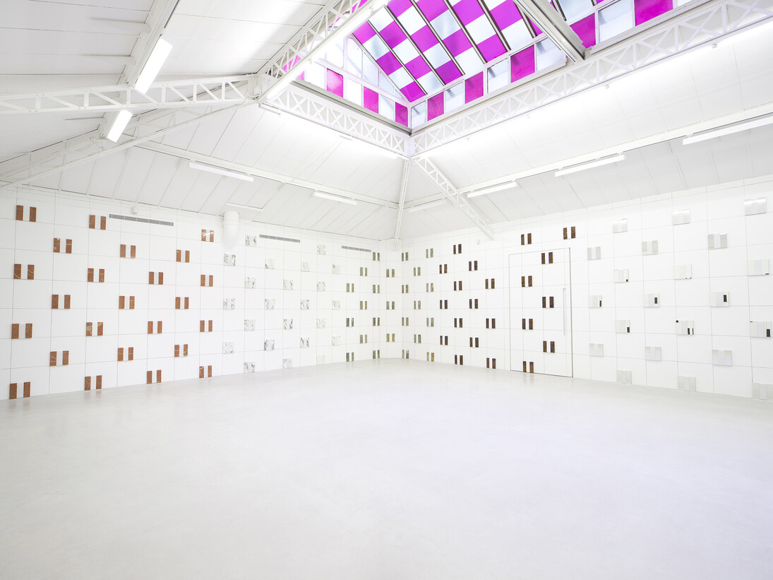Toutes les images: Daniel Buren « Photos-souvenirs » : Vue de l’exposition / View of the exhibition « Au fur et à mesure, travaux in situ et situés », kamel mennour (6 rue du Pont de Lodi), Paris, 2015 © ADAGP Daniel Buren, Photo: Fabrice Seixas, Courtesy the artist and kamel mennour, Paris