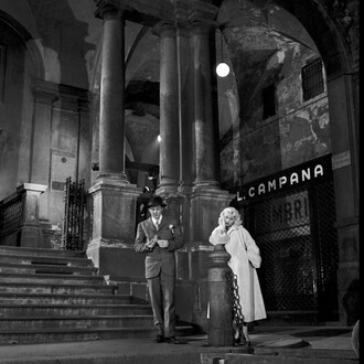 Dario Fo e Franca Rame durante la lavorazione del film Lo svitato di Carlo Lizzani in Piazza Mercanti; Milano, 07/12/1955; ©ArchiviFarabola