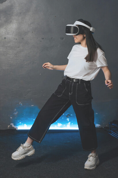 Una adolescente interactuando con el mundo virtual con su personaje digital