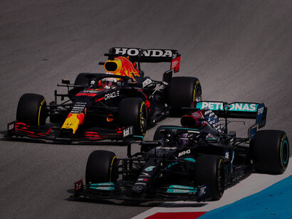 Verstappen y Hamilton se enfrentan durante la Fórmula 1, 2021
