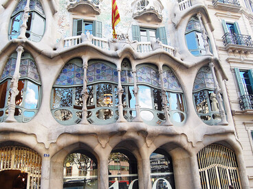 Antoni Gaudí i Cornet (1852-1926). Algo muy interesante: Gaudí no elimina la geometría, la transforma. Casa Batlló, Illa de la Discòrdia # 43 del Passeig de Gràcia, Barcelona, España