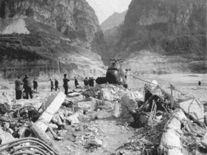 Persone esaminano la gravità della situazione in seguito al disastro ambientale, tra il Friuli-Venezia Giulia e il Veneto, Italia