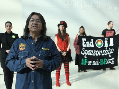 El activista colombiano Gilberto Torres en una protesta contra BP