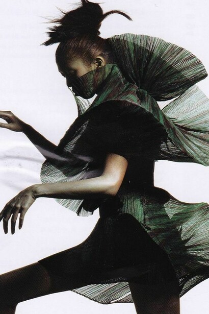 Un abito avveniristico di Issey Miyake