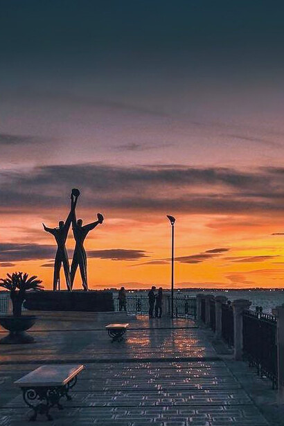 Taranto, Puglia, Italia. La città di Taranto risplende ma, lontano dal mare, all’ombra dell’industria, il luccichio è quello delle polveri ferrose che si sono depositate dappertutto