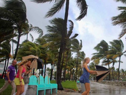 Florida. El viento y la lluvia hace casi imposible andar por las ciudades