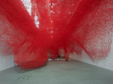 Chiharu Shiota. Esta obra de arte se titula «Un viaje incierto». Una enorme instalación de hilo rojo. 2016. Galería Blain|Southern de Berlín, Alemania