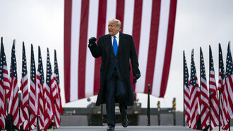 Donald Trump llega al Aeropuerto Internacional de la Región Capital para un mitin de campaña, el 27 de octubre de 2020 en Lansing, Michigan
