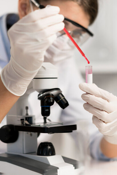 Científica realizando estudios. CRISPR ha demostrado ser una herramienta poderosa en el diagnóstico de enfermedades genéticas hereditarias
