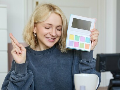 Blogueira de maquiagem. Há claro diversos nichos, como já citado, a influência pode ser para diversos meios e na moda o mercado das grandes redes de fast-fashion, são presentes em diversos vídeos por seu baixo custo e alcance de larga escala para pessoas que tem um orçamento limitado para investir em luxo 